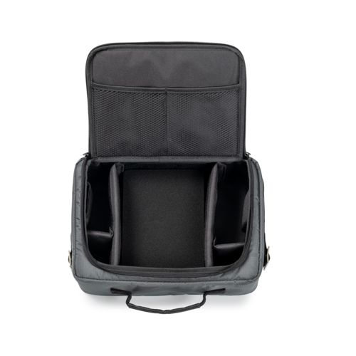 Una borsa fotografica grigia aperta con scomparti e tasche in rete.