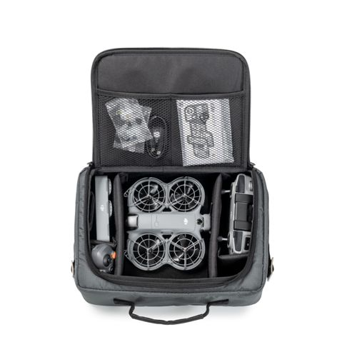 Borsa grigia per droni con drone, telecomando e accessori all'interno.