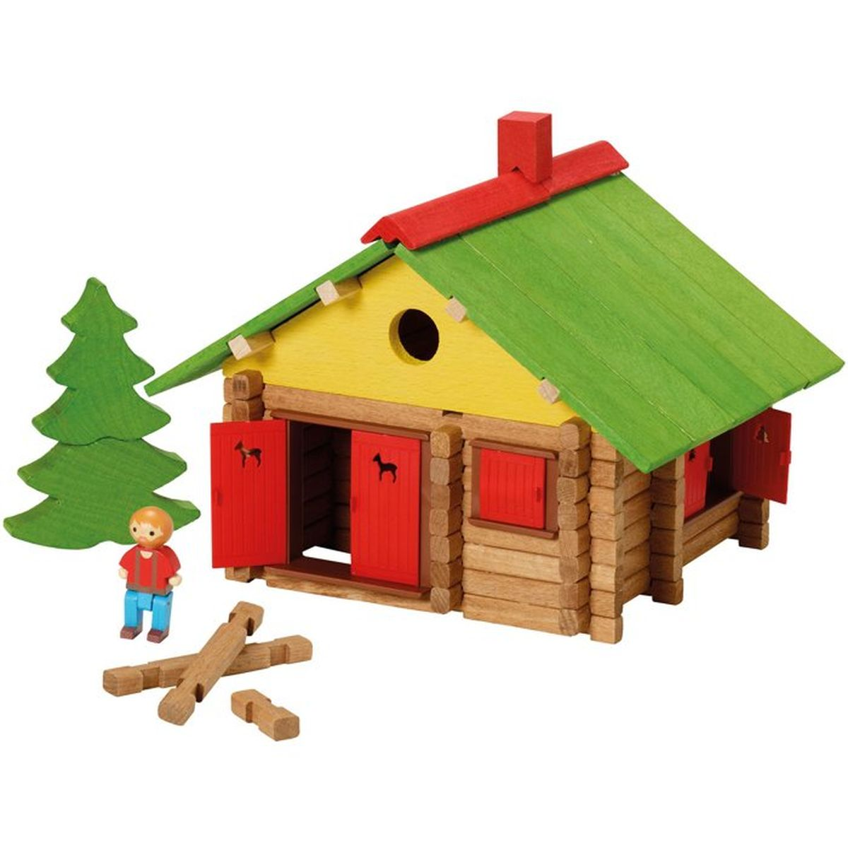 Una casa di legno con muro giallo, tetto verde e porte rosse. Accanto, un albero, una figura e pezzi di legno.