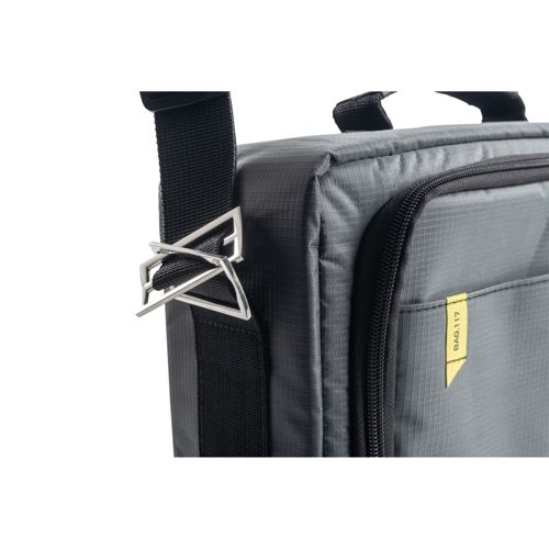 Borsa grigia con tracolla nera e fibbia argentata, etichetta gialla.