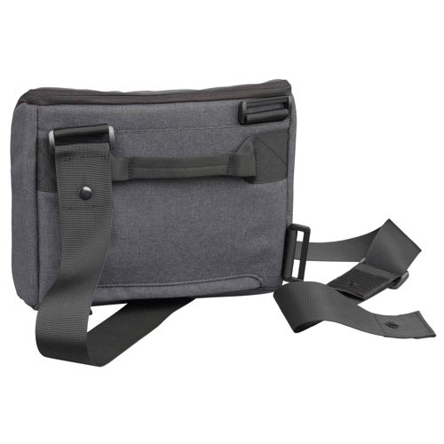 Graue Tasche mit schwarzen Gurten und Schnallen, Rückseite nach oben.