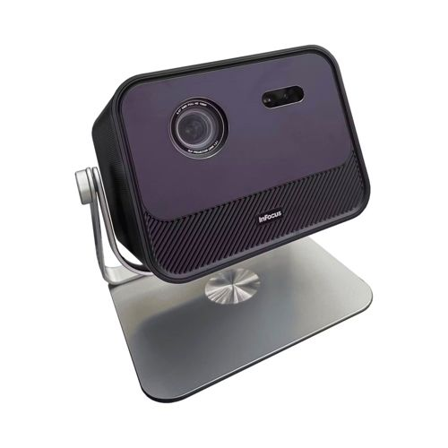 Een InFocus projector met lens, ventilatieopeningen en standaard op witte achtergrond.