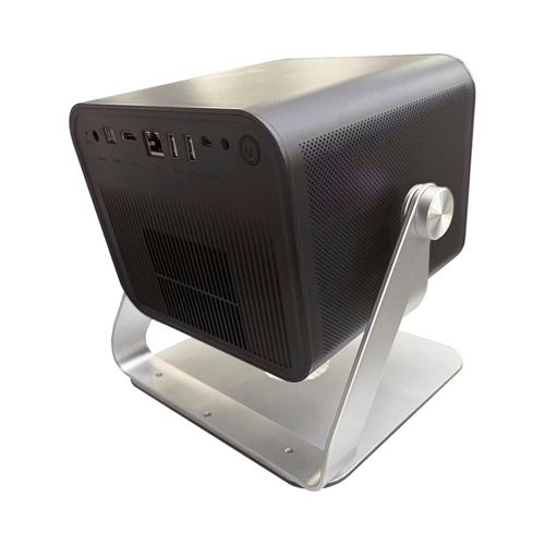 Een zwarte projector met zilveren standaard op witte achtergrond.