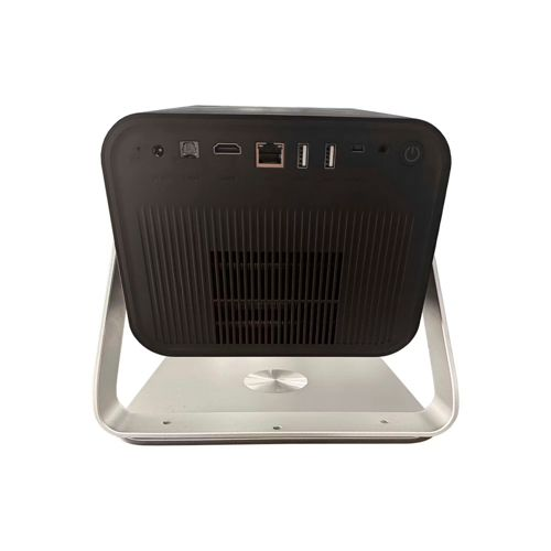 Achterkant van een zwarte projector met zilveren standaard, met poorten en ventilatieopeningen.