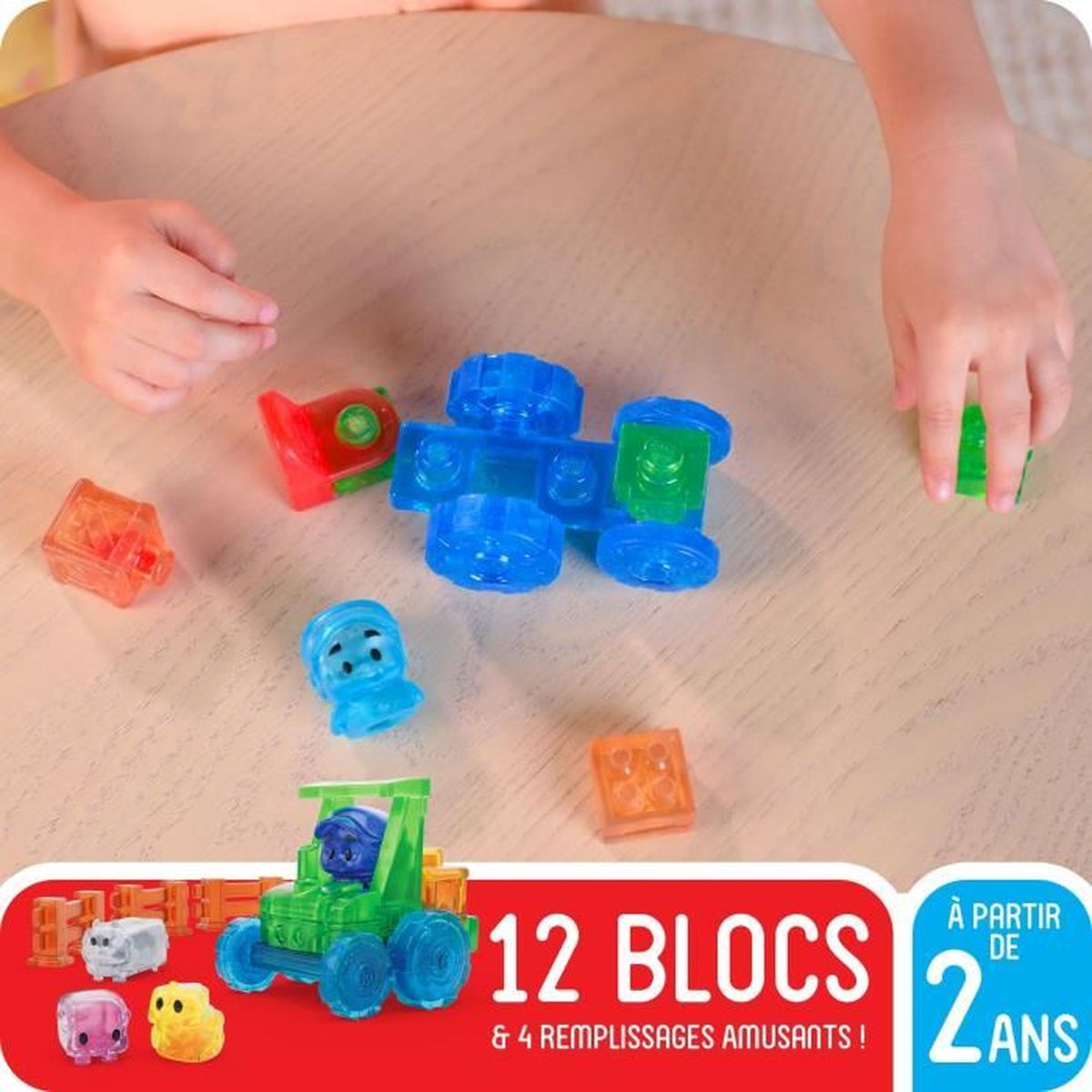 Blocchi e veicoli colorati su un tavolo di legno. Un bambino gioca.