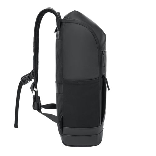 Schwarzer Rucksack mit verstellbaren Trägern und mehreren Reißverschlusstaschen, von der Seite gesehen.