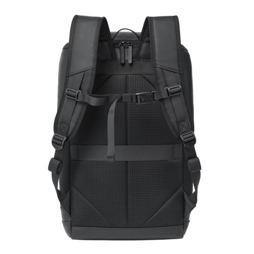 Rückseite eines schwarzen Rucksacks mit gepolsterten Gurten und Belüftung.