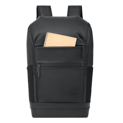 Schwarzer Rucksack mit Notizbuch im Vorderfach.