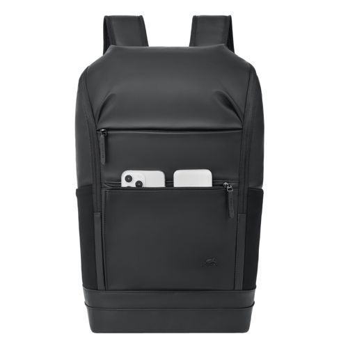 Ein schwarzer Rucksack mit zwei Handys in der vorderen Tasche.