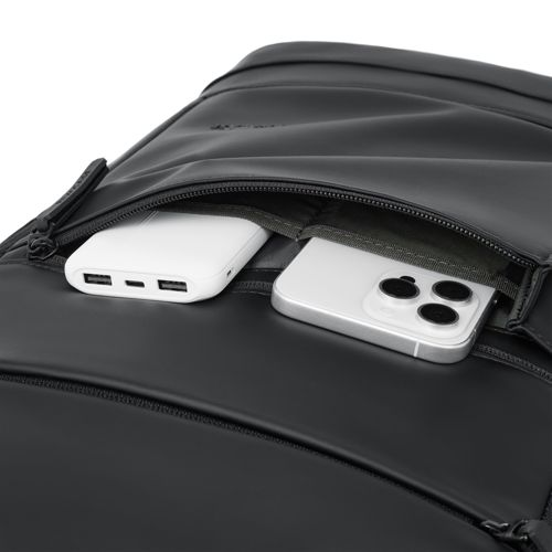 In einer schwarzen Rucksacktasche befinden sich eine weiße Powerbank und ein silbernes Smartphone.