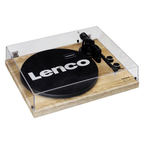 Ein Lenco Plattenspieler mit Holzmaserungsbasis, schwarzer Matte und klarer Staubschutzhaube.