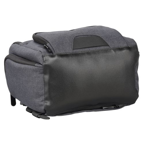 Grauer Rucksack mit schwarzem Boden und Henkel oben.