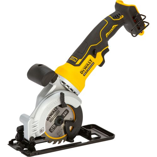 Eine gelbe und schwarze kabellose Kreissäge von DeWalt mit Metallgrundplatte und Sägeblatt.