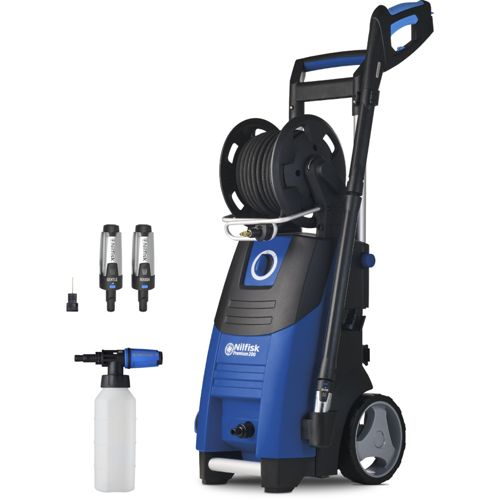 Ein blauer Hochdruckreiniger mit Schlauchtrommel, Schaumlanze und zwei Reinigerpatronen.