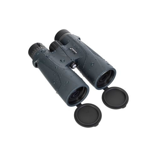 Binocolo grigio con gocce d'acqua e copriobiettivi aperti su sfondo bianco.