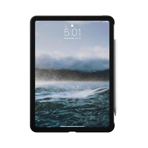 Ein iPad im schwarzen Case mit einem Stift daneben, zeigt eine Meereslandschaft.