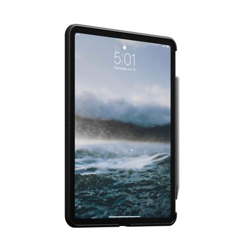 Tablet mit stürmischer See-Tapete und einem Stift an der Seite.