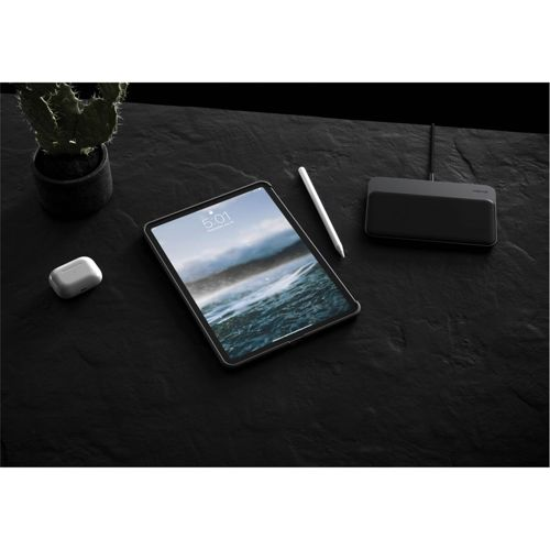 Ein Tablet, Stift, Kopfhörerhülle und Ladegerät auf dunkler Oberfläche.