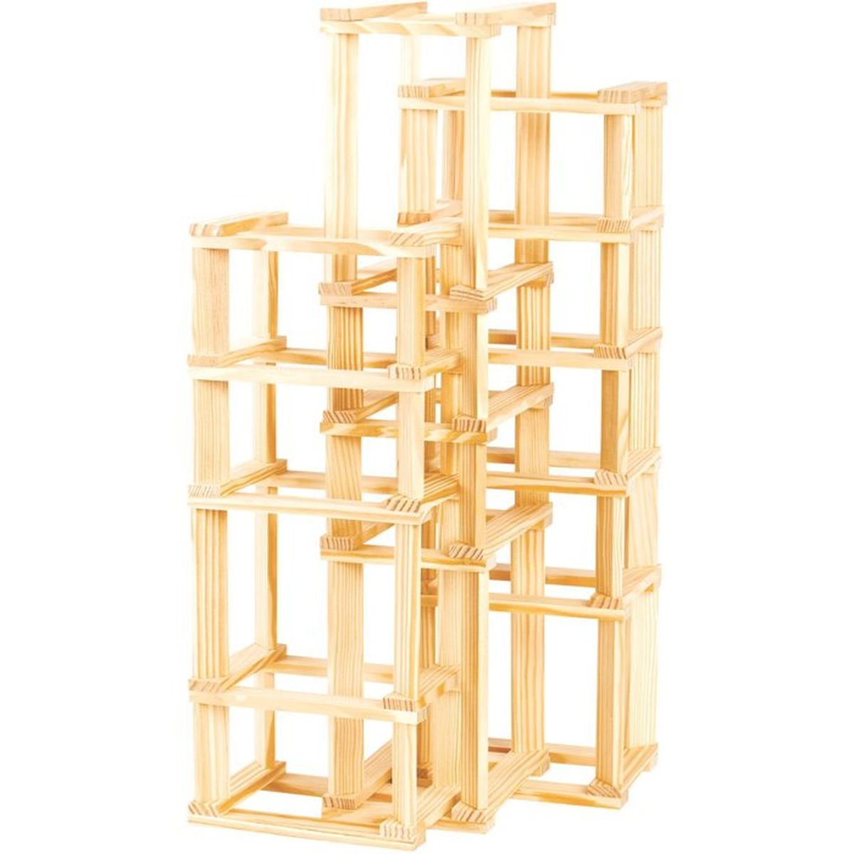 Una torre di blocchi di legno marrone chiaro, su sfondo bianco.