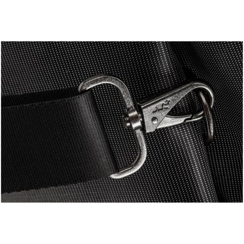 Un fermoir métallique argenté est attaché à une sangle noire sur un tissu texturé.