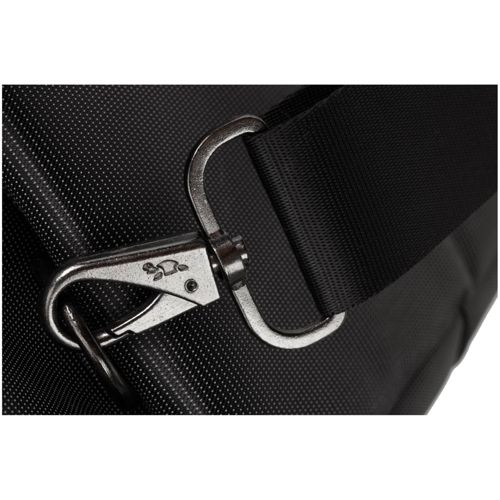 Gros plan d'un mousqueton pivotant en métal argenté avec une languette sur un sac noir.
