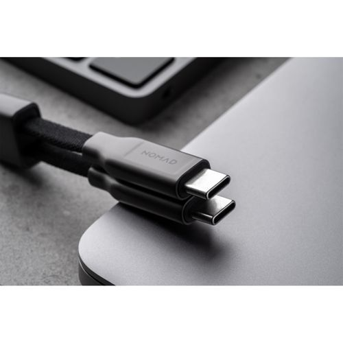 Due connettori USB-C grigi di un cavo Nomad su un laptop.
