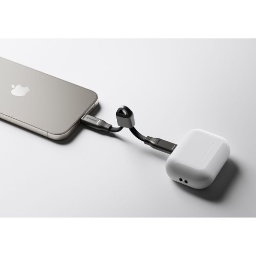 Un iPhone grigio è collegato a una custodia di ricarica bianca.