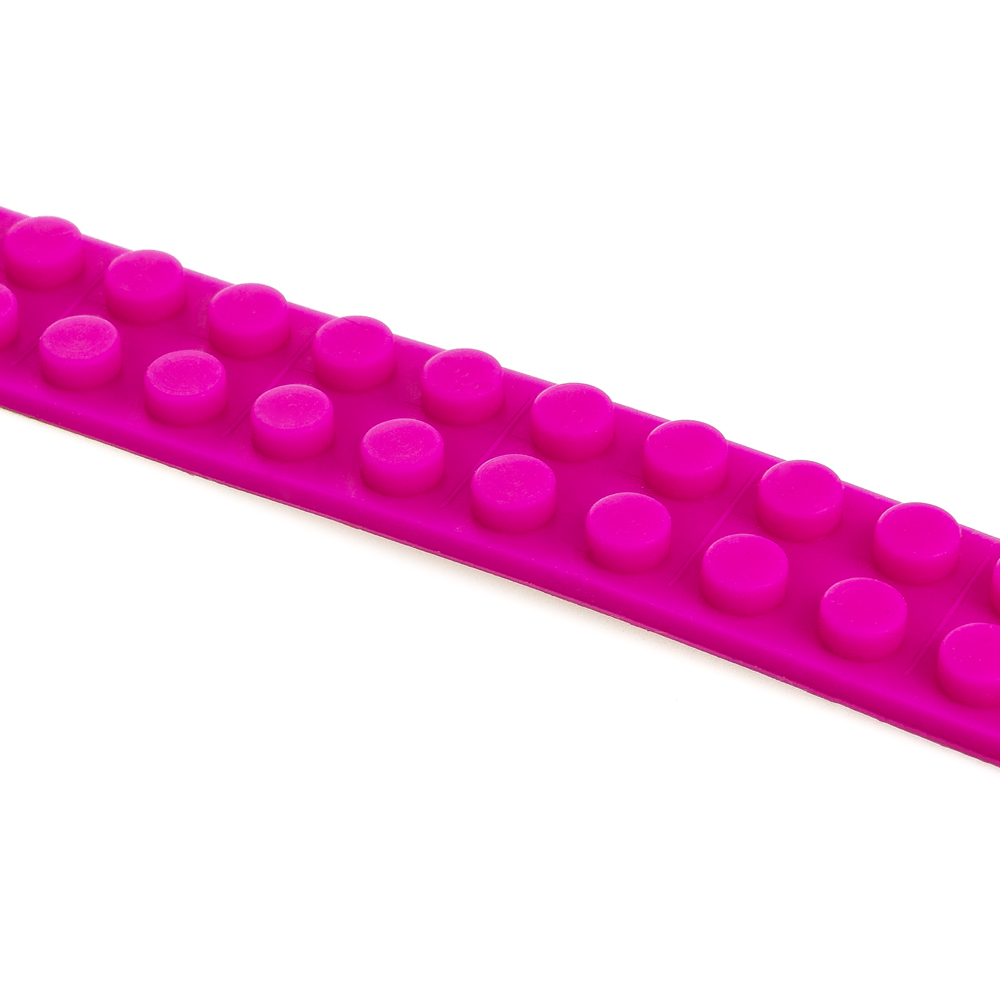Un cinturino in silicone rosa con bottoni, isolato su sfondo bianco.