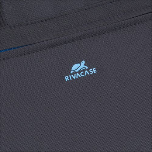 Un logo di tartaruga blu chiaro con il testo RIVACASE su tessuto grigio scuro.