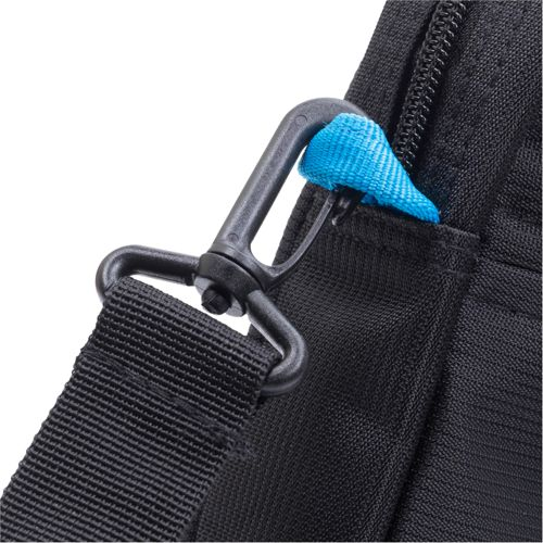 Cinturino nero con linguetta blu e chiusura nera su una borsa.