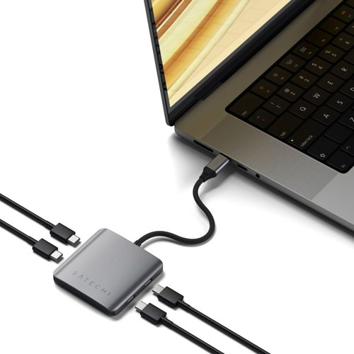Ein silberner Satechi USB-C Hub ist an einen Laptop angeschlossen, mit mehreren USB-C-Kabeln.