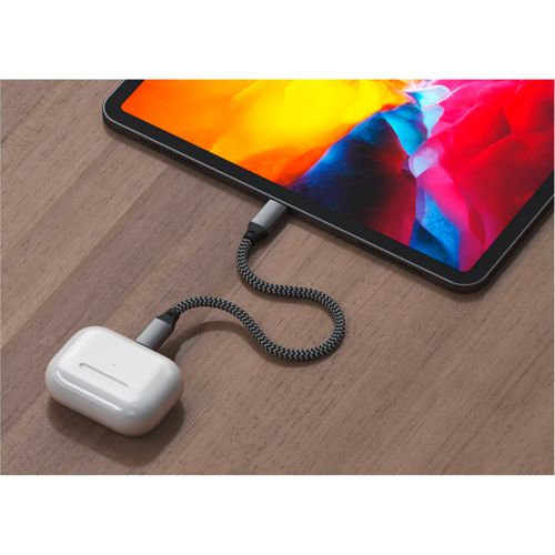 Una custodia di ricarica bianca è collegata a un tablet tramite un cavo intrecciato.