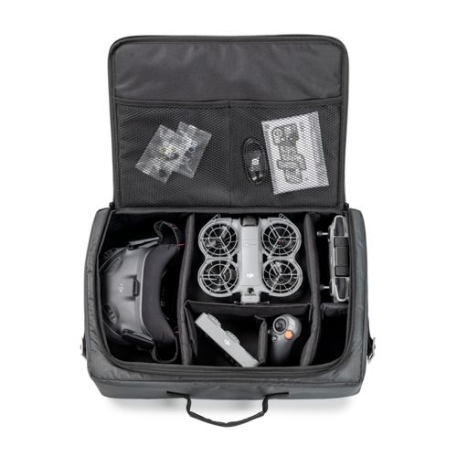 Zaino grigio con drone, occhiali e accessori, aperto.