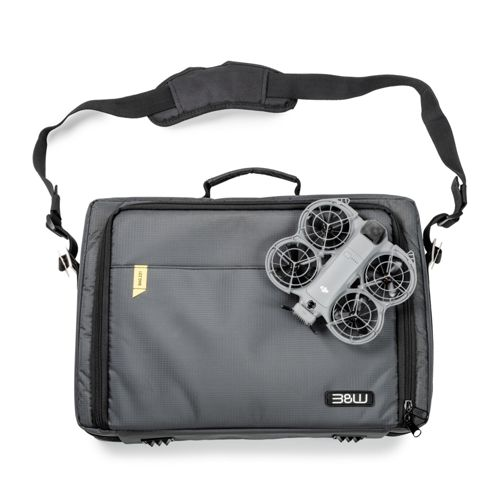 Borsa grigia per laptop con tracolla nera e un piccolo drone grigio sul davanti.