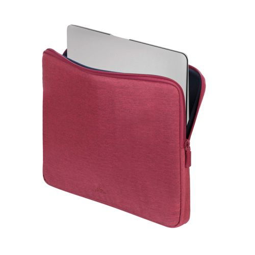 Una custodia rossa per laptop con un laptop argentato parzialmente inserito. Sfondo bianco.