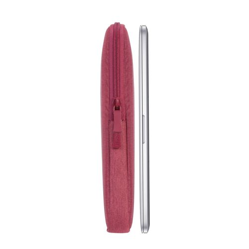 Una custodia rossa con cerniera per laptop accanto a un laptop d'argento.