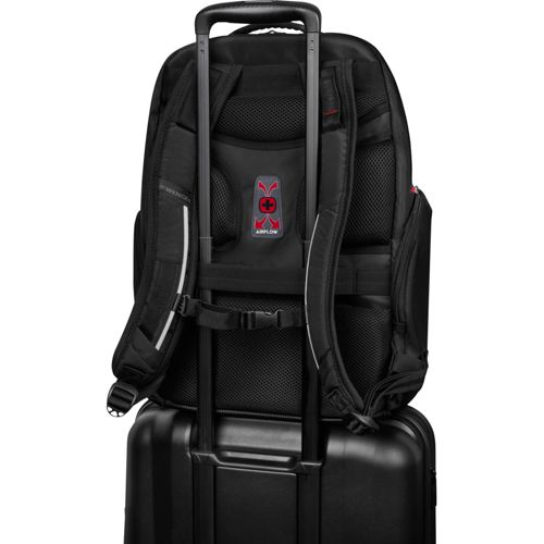 Zaino nero con logo Airflow su una valigia nera.