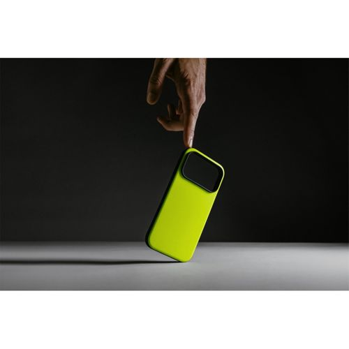 Una mano tiene una custodia per telefono verde neon con bordo nero.