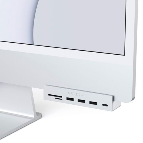 Ein weißer Satechi-Hub mit SD-Kartensteckplatz und USB-Anschlüssen, der an einem weißen Computer befestigt ist.