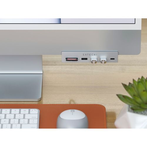 Silbernes Satechi-Hub an einem iMac, zeigt SD-Kartensteckplatz, USB- und USB-C-Anschlüsse.