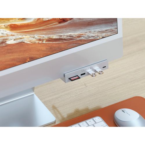 Satechi-Hub mit SD-Karte und USB-Sticks an einem silbernen Computer.
