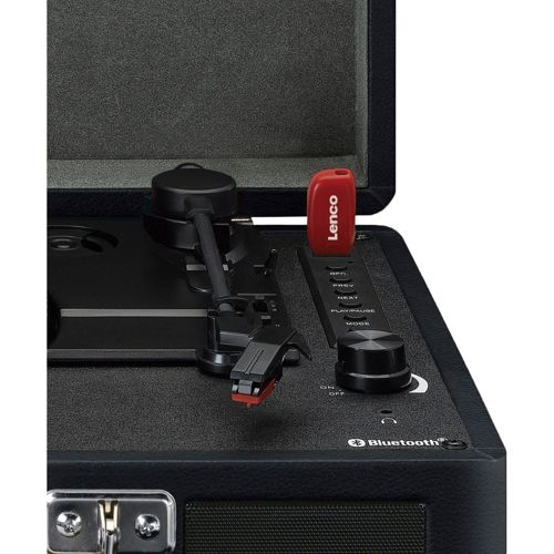 Un tocadiscos negro con un pendrive Lenco rojo, brazo de lectura y controles.