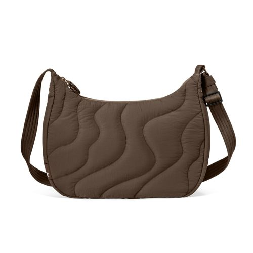 Eine braune, gesteppte Umhängetasche mit geschwungenem Design und verstellbarem Riemen.