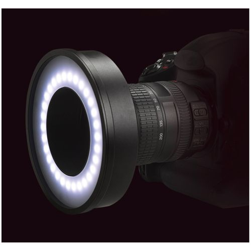Eine Kamera mit einem schwarzen Ringlicht und Objektiv.