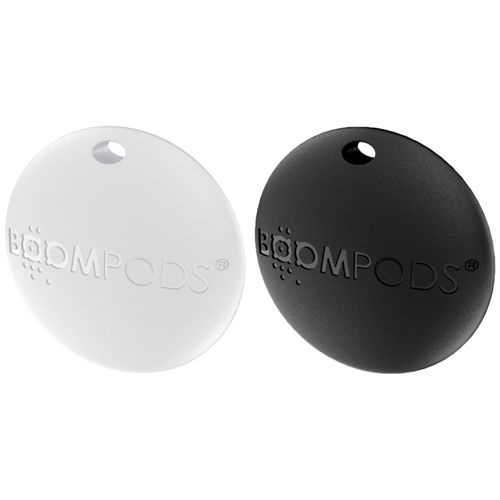 Due Boompods ovali, uno nero e uno bianco, con un foro in alto.