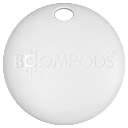 Etichetta bianca rotonda con logo "BOOMPODS" in rilievo e un foro.