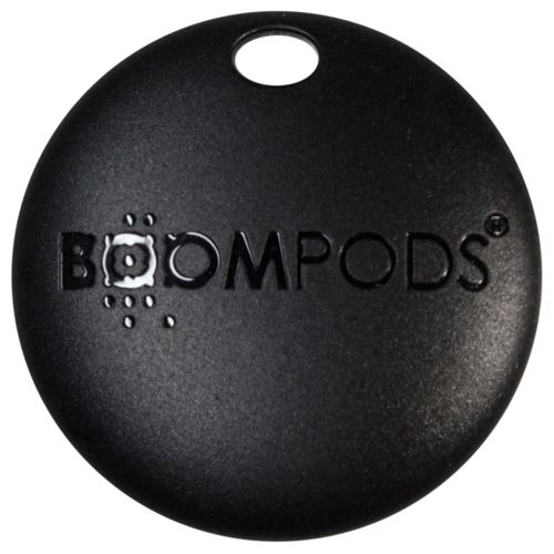 Etichetta rotonda nera con logo "BOOMPODS" e foro per appenderla.