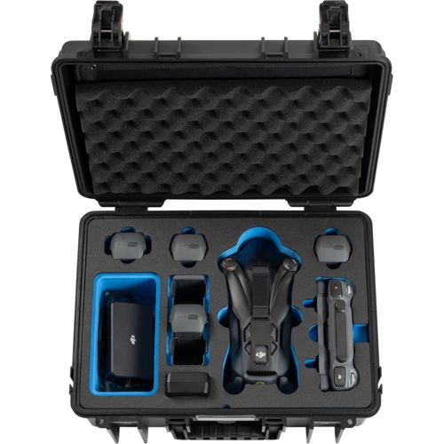 Custodia nera con drone, batterie e accessori su schiuma blu.
