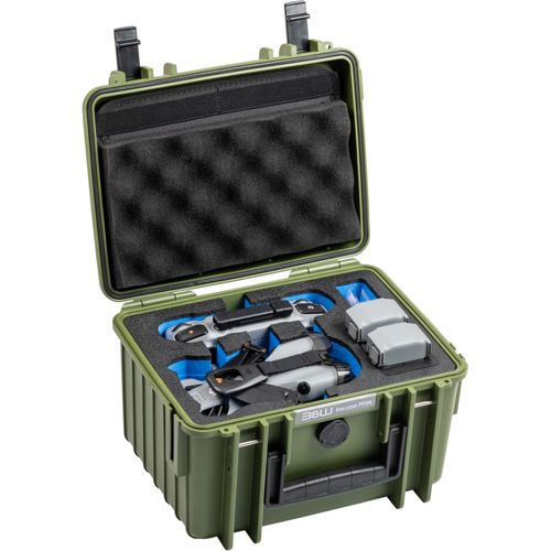 Una custodia verde aperta con un drone grigio e due batterie.