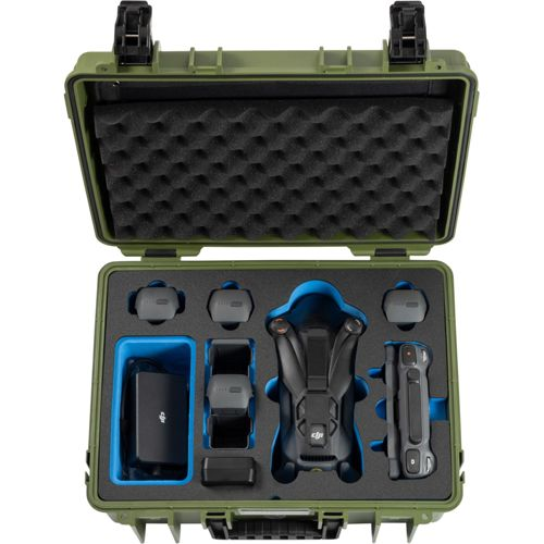Custodia verde con drone, telecomando, batterie e accessori all'interno.